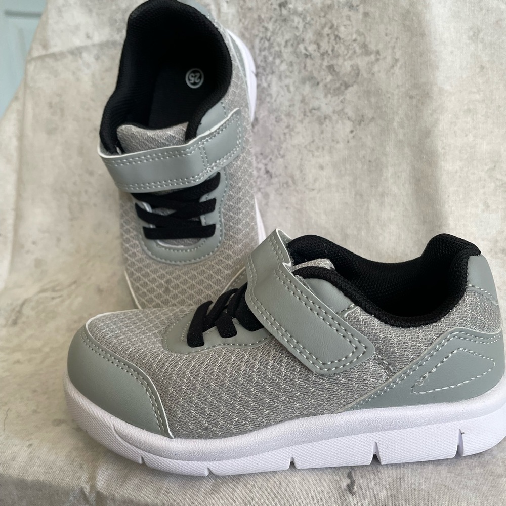 Brand new Toddler 9 tennis shoe